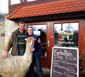 Frau und Herr Hertel vor unserem Hofladen