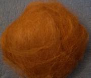 Rotbraune, kardierte Suriwolle, fertig zum Verspinnen